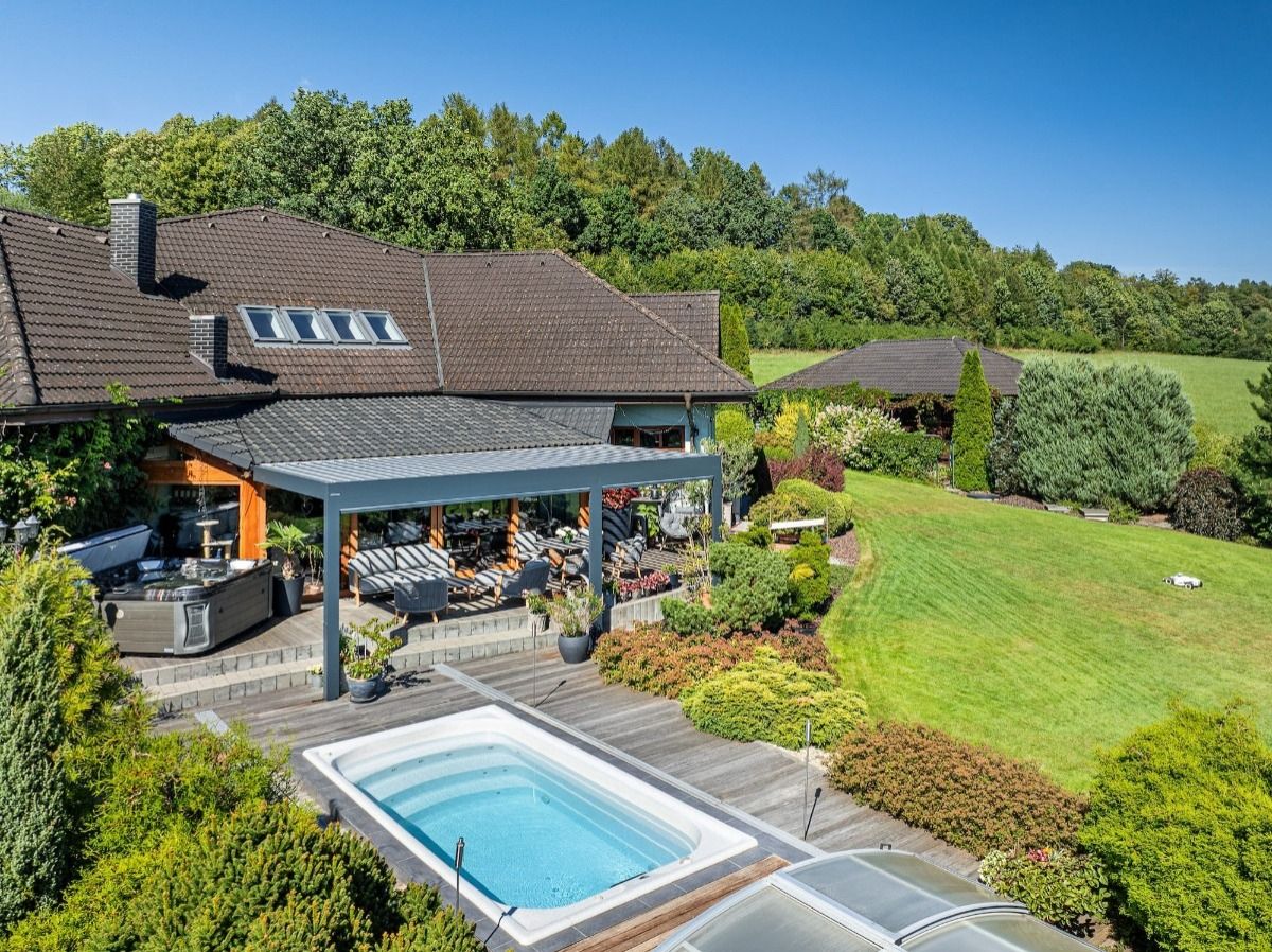 Bioklimatická pergola SKYLINE se screenovými roletami ZIPEX v Beskydech