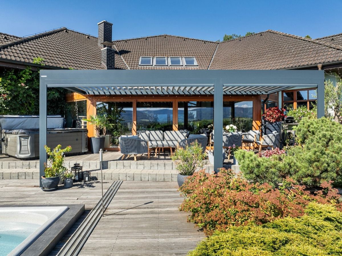Bioklimatická pergola SKYLINE se screenovými roletami ZIPEX v Beskydech