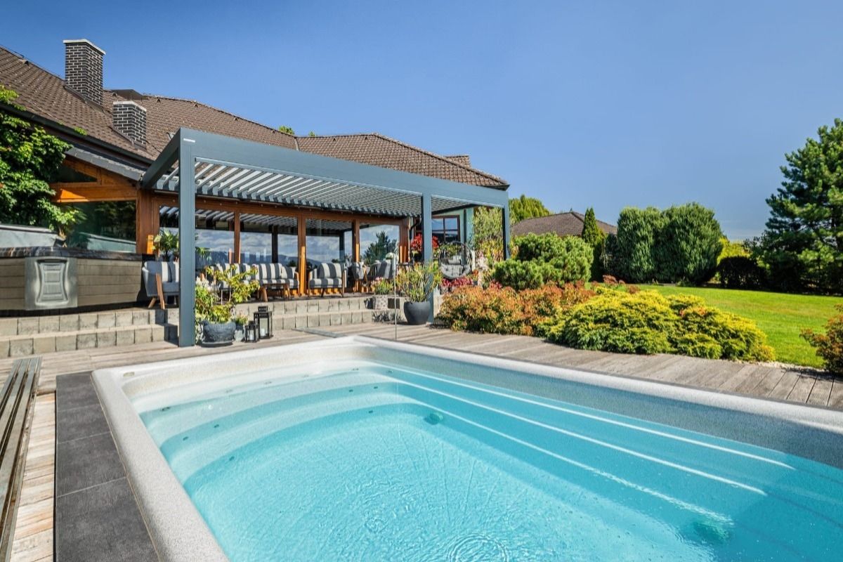 Bioklimatická pergola SKYLINE se screenovými roletami ZIPEX v Beskydech