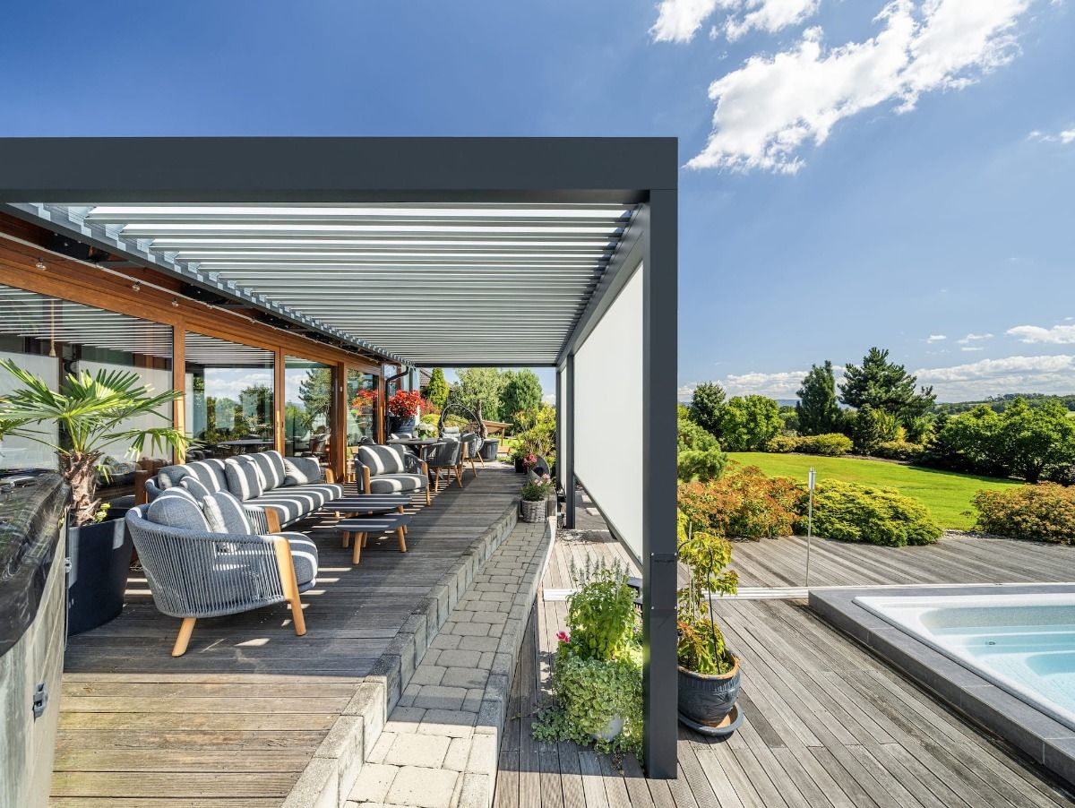 Bioklimatická pergola SKYLINE se screenovými roletami ZIPEX v Beskydech