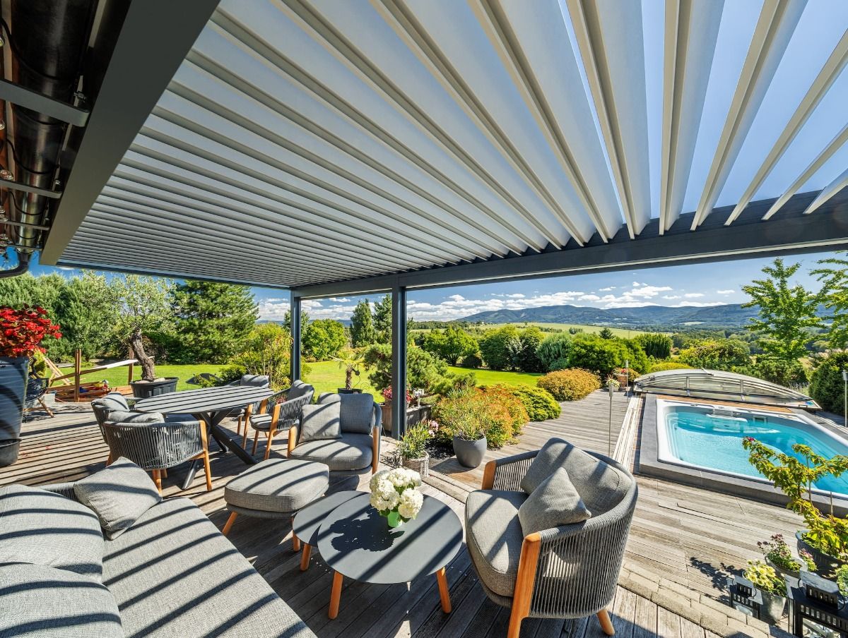 Bioklimatická pergola SKYLINE se screenovými roletami ZIPEX v Beskydech