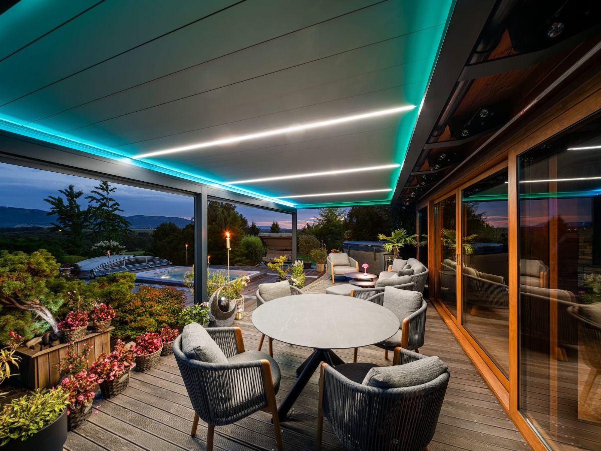 Bioklimatická pergola SKYLINE se screenovými roletami ZIPEX v Beskydech