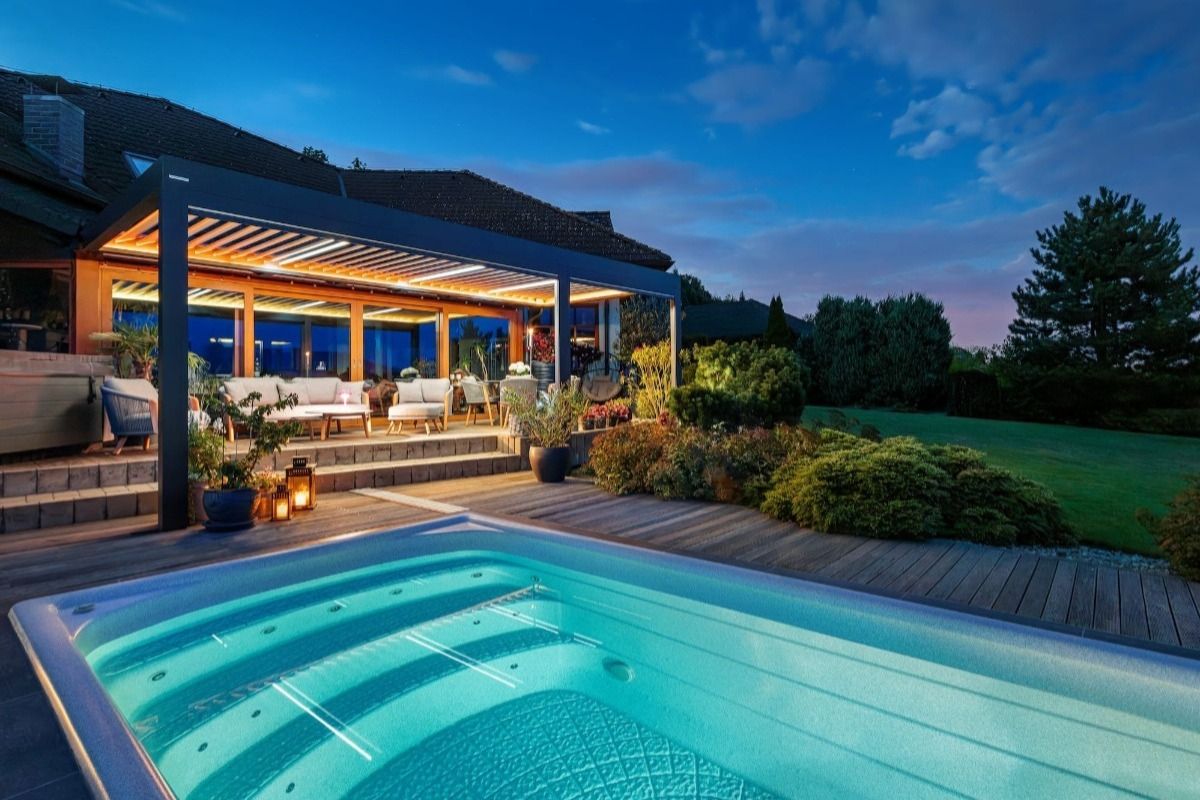 Bioklimatická pergola SKYLINE se screenovými roletami ZIPEX v Beskydech
