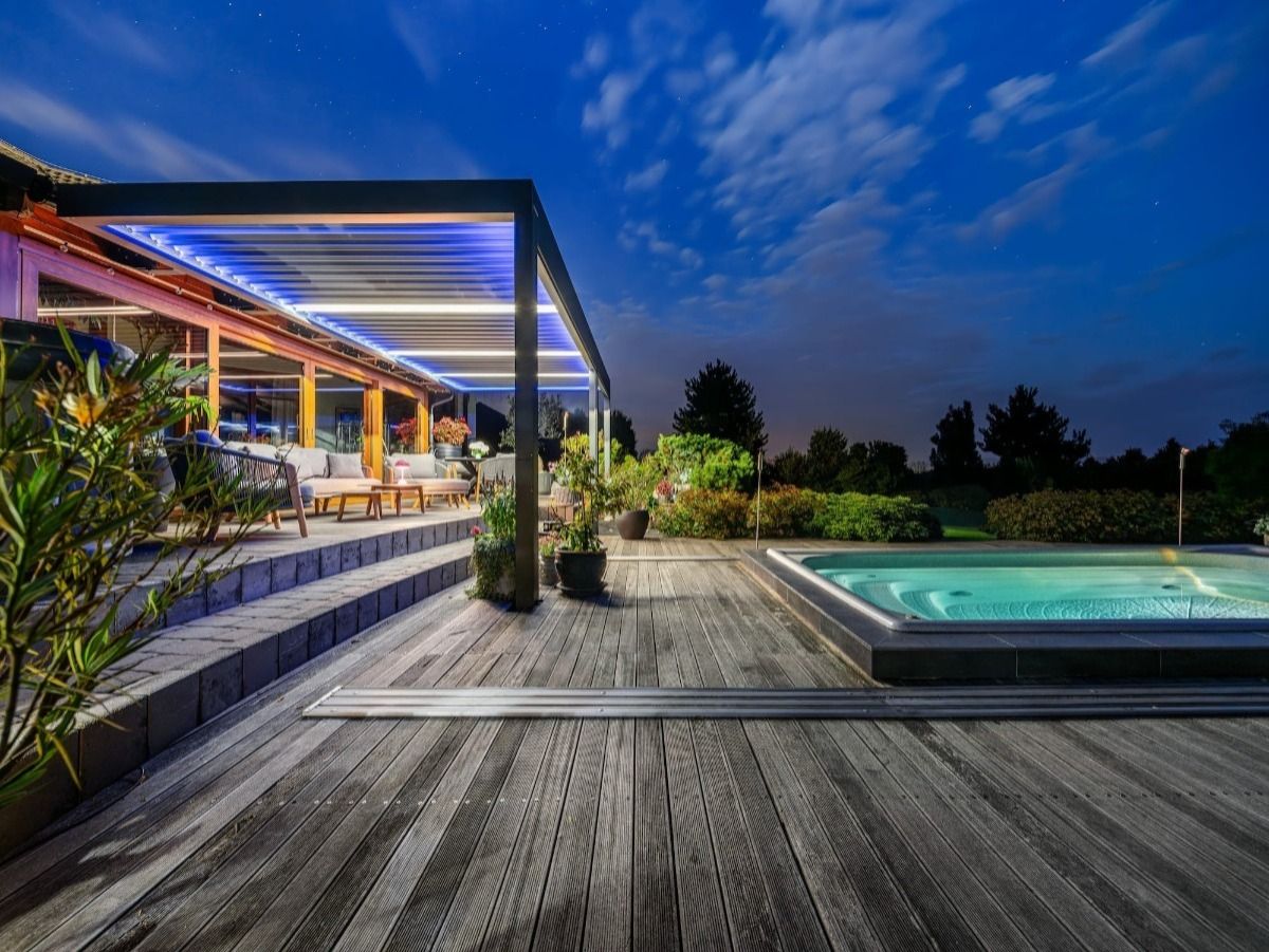 Bioklimatická pergola SKYLINE se screenovými roletami ZIPEX v Beskydech