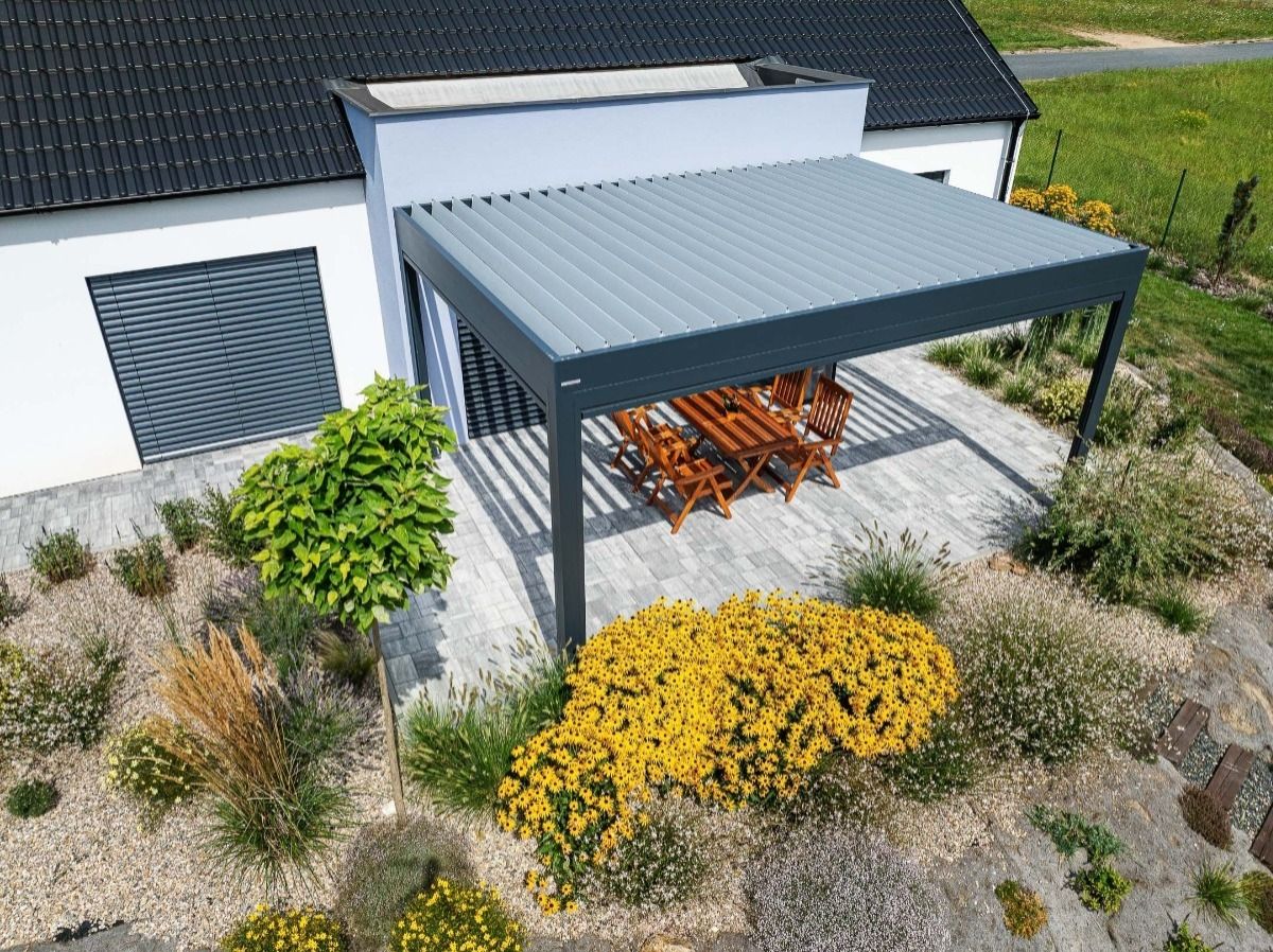 Bioklimatická pergola Skyline se screenovými roletami Zipex