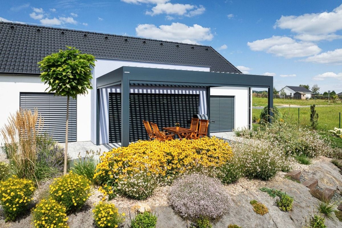 Bioklimatická pergola Skyline se screenovými roletami Zipex