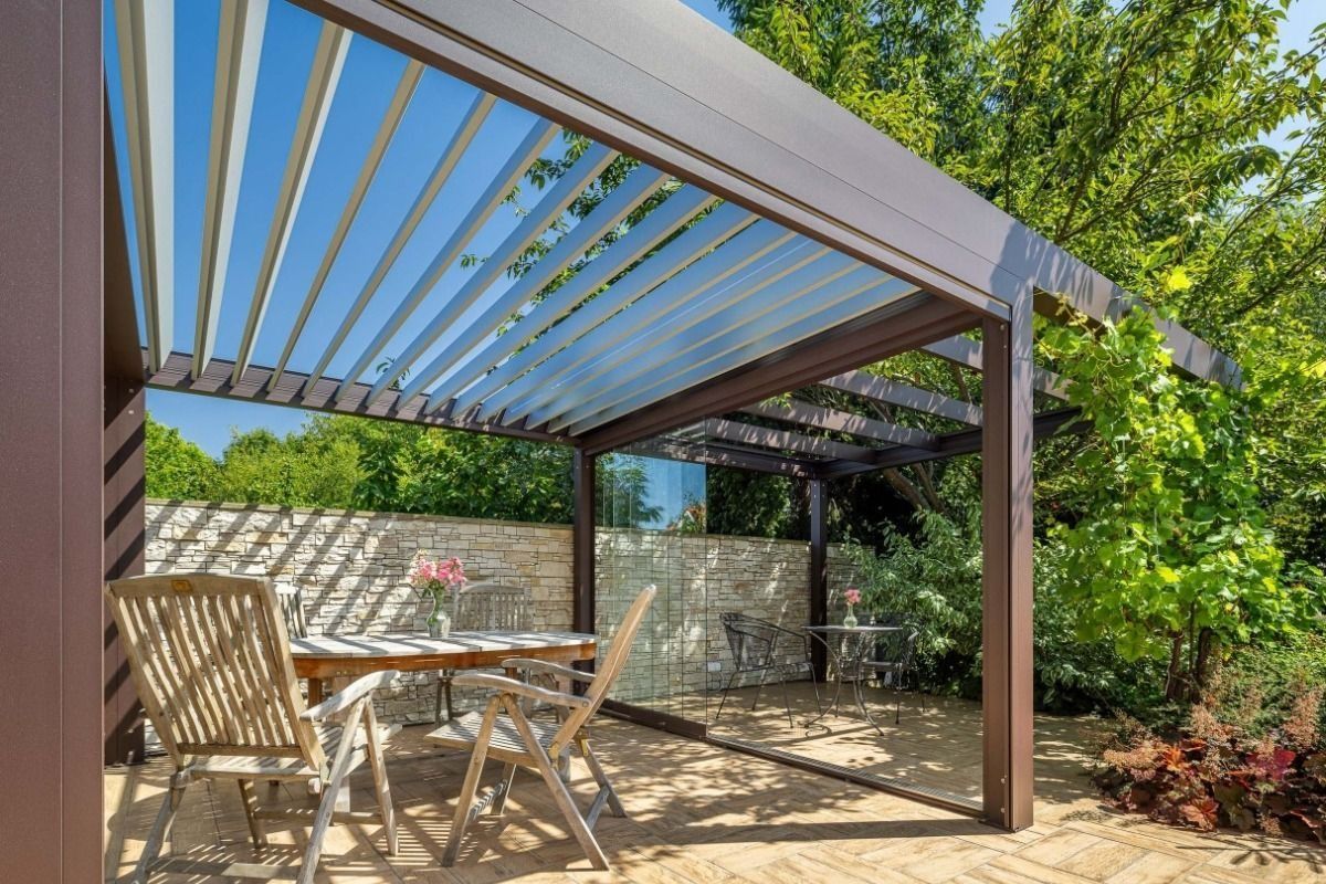 Bioklimatická pergola Skyline s bezrámovým zasklením Move a screenem Zipex