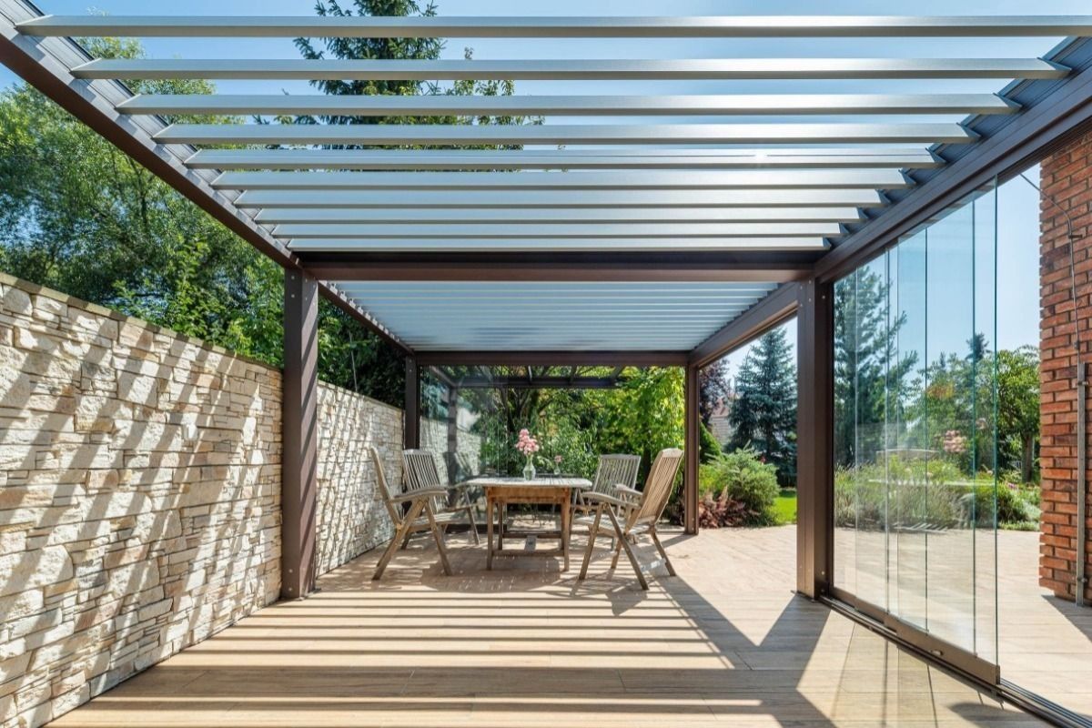 Bioklimatická pergola Skyline s bezrámovým zasklením Move a screenem Zipex