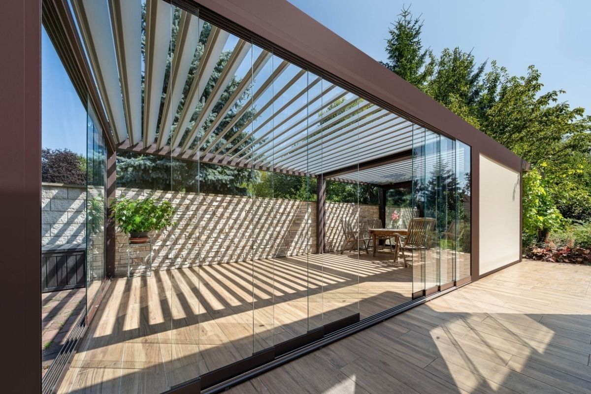 Bioklimatická pergola Skyline s bezrámovým zasklením Move a screenem Zipex