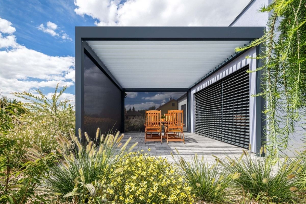 Bioklimatická pergola Skyline se screenovými roletami Zipex