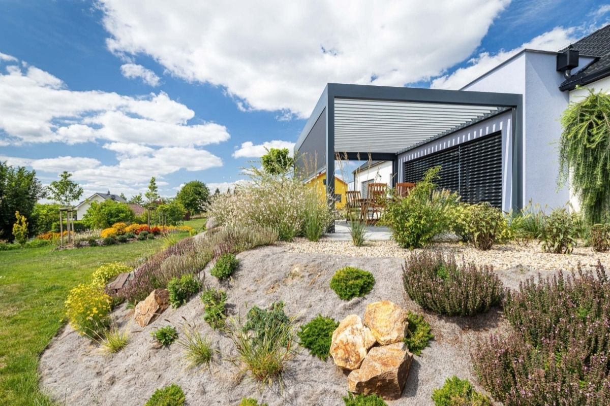 Bioklimatická pergola Skyline se screenovými roletami Zipex