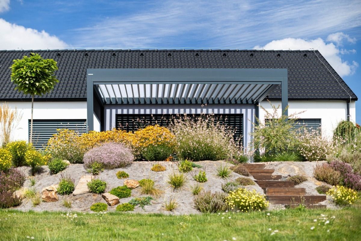 Bioklimatická pergola Skyline se screenovými roletami Zipex