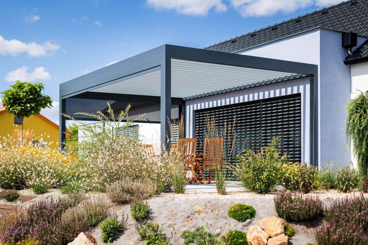 Bioklimatická pergola Skyline se screenovými roletami Zipex