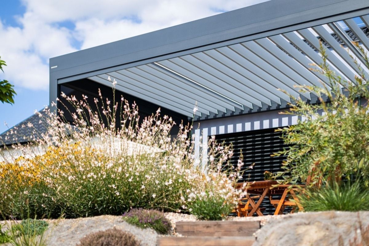 Bioklimatická pergola Skyline se screenovými roletami Zipex