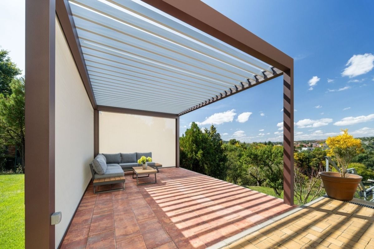 Moderní pergola SKYLINE nad brněnským panoramatem