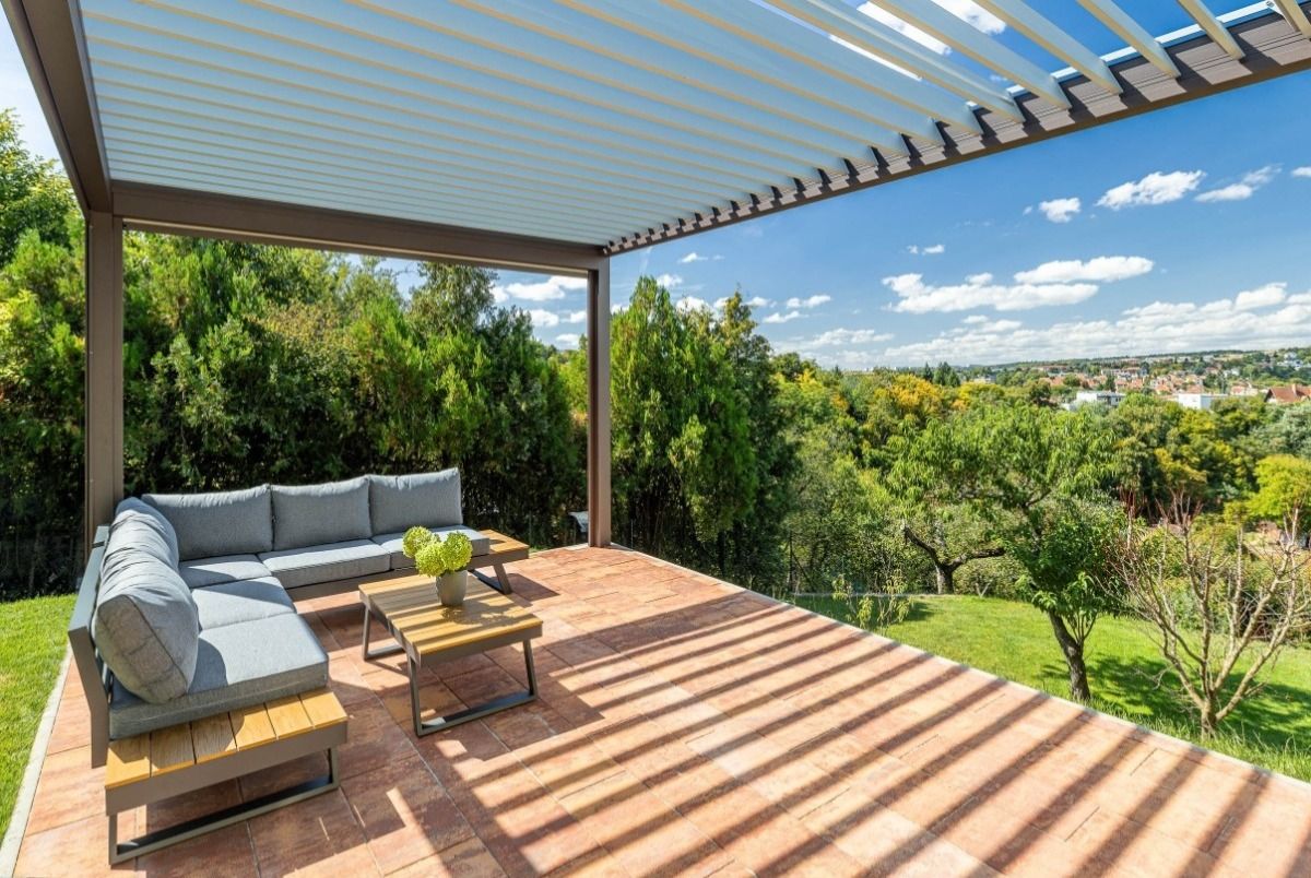 Moderní pergola SKYLINE nad brněnským panoramatem