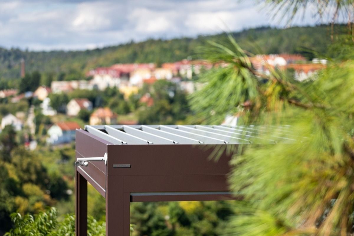 Moderní pergola SKYLINE nad brněnským panoramatem