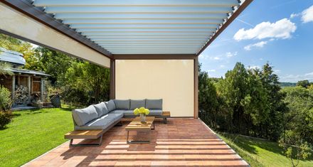 Moderní pergola SKYLINE nad brněnským panoramatem