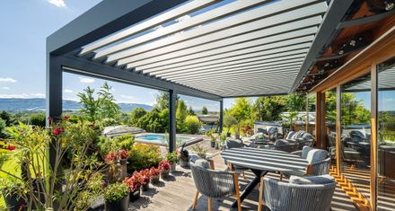 Bioklimatická pergola SKYLINE se screenovými roletami ZIPEX v Beskydech