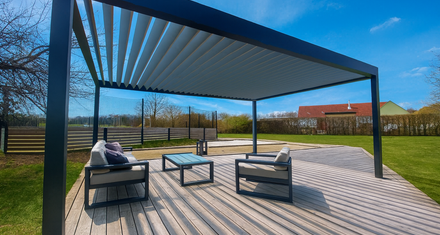 Bioklimatická pergola SKYLINE pro Leoše Mareše