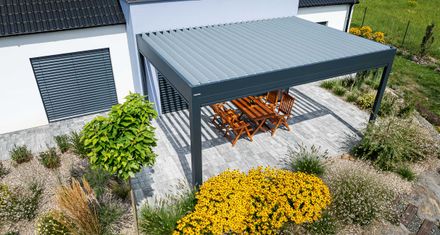 Bioklimatická pergola Skyline se screenovými roletami Zipex